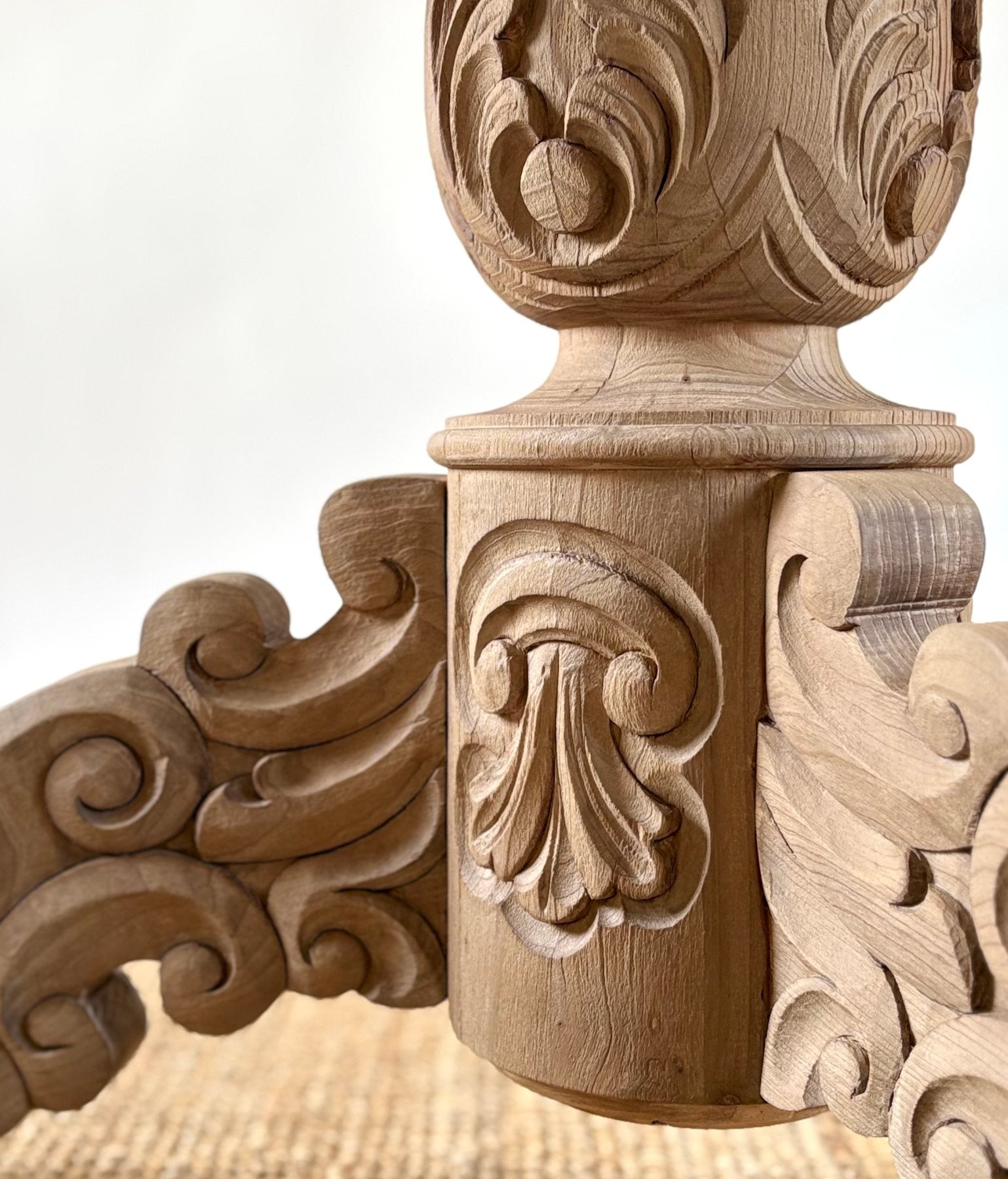 Columna tallada con hojas de acanto